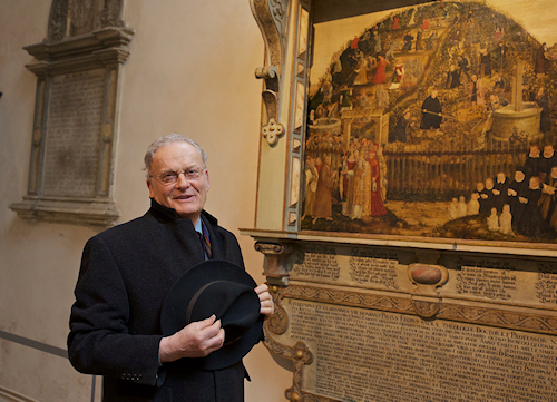 Friedrich Schorlemmer vor dem Epithaph für Paul Eber in der Stadtkirche Wittenberg - Klicken um Originalgröße anzuzeigen