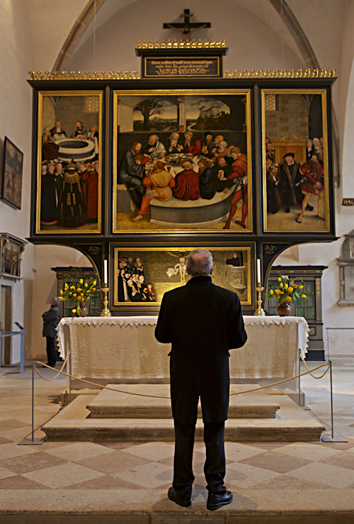 Friedrich Schorlemmer vor der Cranach Altar in der Stadtkirche Wittenberg - Klicken um Originalgröße anzuzeigen